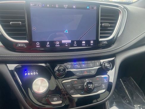 Used 2025 Chrysler Pacifica Limited image 13