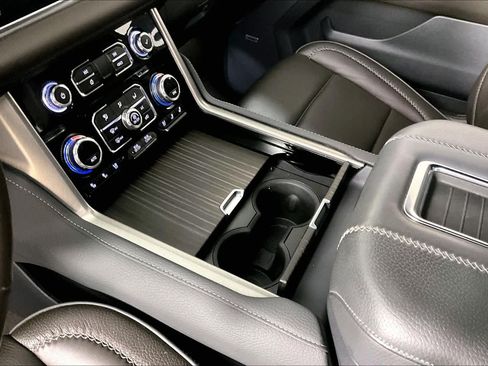 Used 2022 GMC Yukon XL Denali AWD/4WD image 16