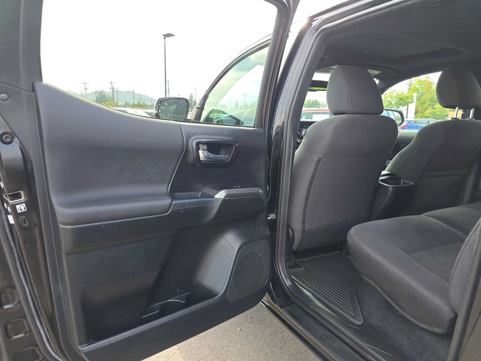 Used 2017 Toyota Tacoma TRD Sport w/ Premium & Technology Package AWD/4WD image 19