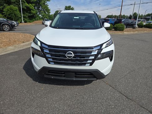 Certified 2026 Nissan Rogue SV FWD image 2