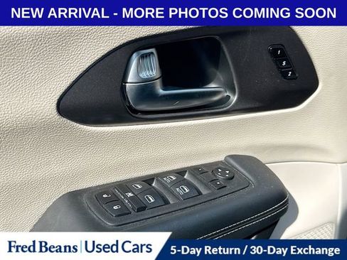 Used 2023 Chrysler Pacifica Touring-L FWD image 3