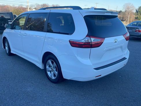 Used 2018 Toyota Sienna LE image 3