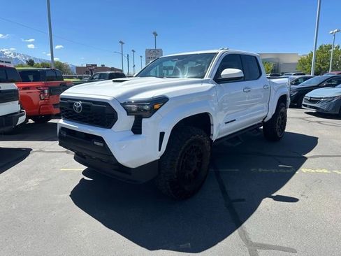Used 2024 Toyota Tacoma TRD Sport AWD/4WD image 4