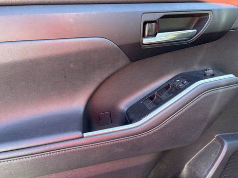 Certified 2020 Toyota Highlander XLE image 9