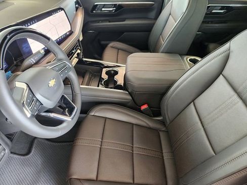 New 2026 Chevrolet Suburban High Country AWD/4WD image 11