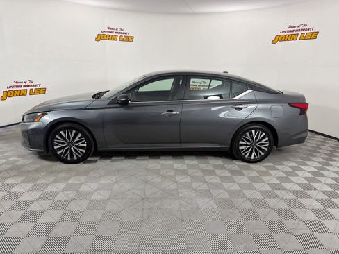 Used 2024 Nissan Altima 2.5 SV FWD image 2