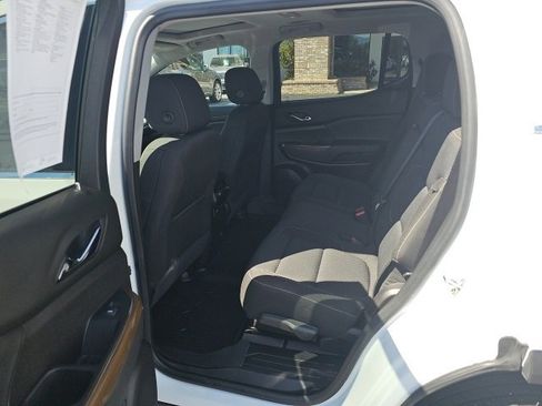 Used 2023 GMC Acadia SLE image 10