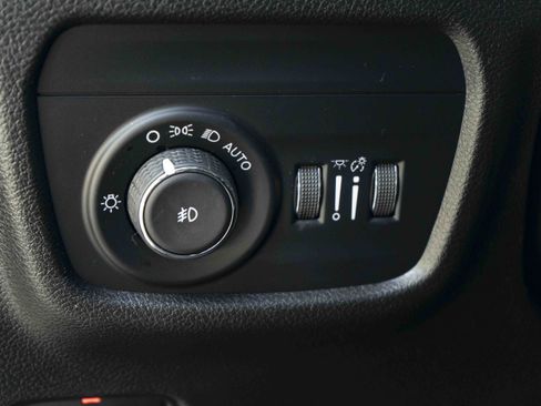 Used 2022 Jeep Grand Cherokee Limited RWD image 36