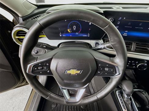 Used 2024 Chevrolet Trax LT w/ Sunroof Package image 12