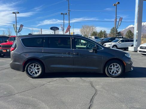 Used 2023 Chrysler Pacifica Touring-L image 5