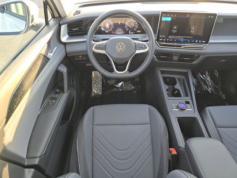 New 2026 Volkswagen Tiguan SE image 18