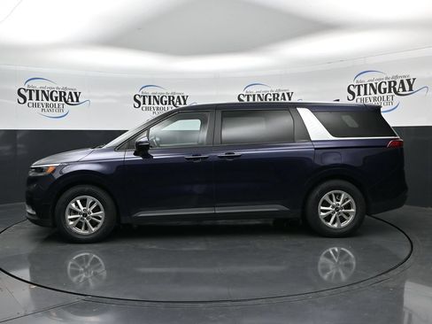 Used 2023 Kia Carnival LX FWD image 4