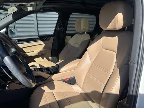 Used 2024 Porsche Cayenne image 4