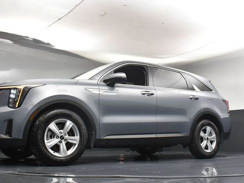 Used 2025 Kia Sorento LX image 35