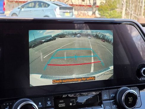 Used 2023 Toyota Highlander XLE AWD/4WD image 32