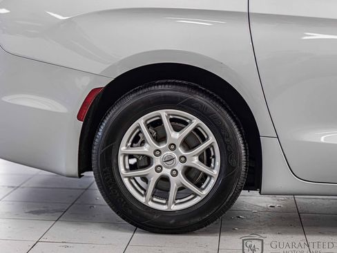 Used 2024 Chrysler Pacifica Touring-L FWD image 10