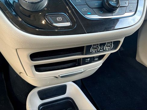 Used 2022 Chrysler Pacifica Touring-L FWD image 15