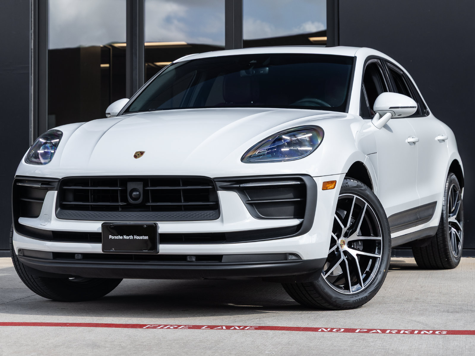 Certified 2025 Porsche Macan w/ Premium Package Plus AWD/4WD image 1