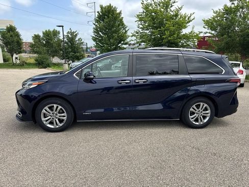 Used 2021 Toyota Sienna Platinum AWD/4WD image 2