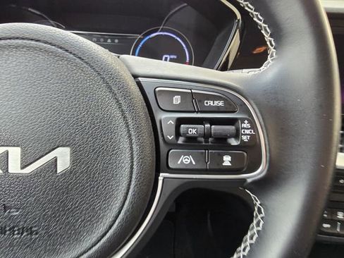 Used 2022 Kia Niro EX FWD image 34