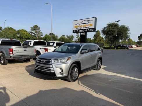 Used 2019 Toyota Highlander XLE FWD image 3