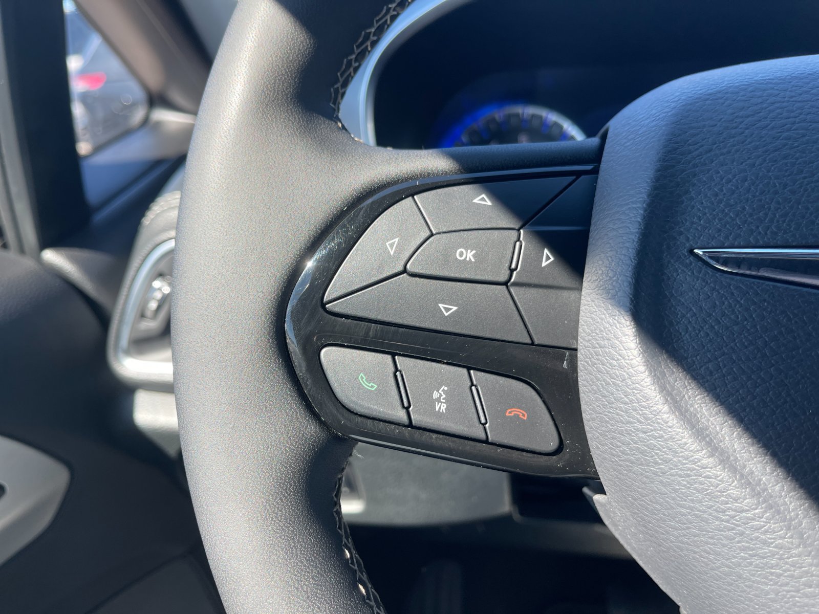 Used 2025 Chrysler Pacifica Limited FWD image 28