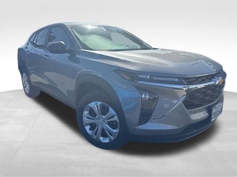 Certified 2024 Chevrolet Trax LS w/ Driver Confidence Package FWD image 2