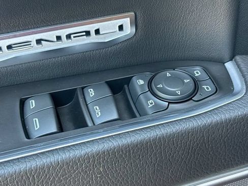 Used 2023 GMC Sierra 1500 Denali w/ Technology Package AWD/4WD image 12