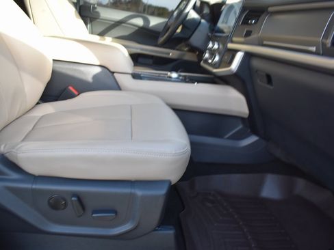 Used 2023 Ford Expedition XLT image 8