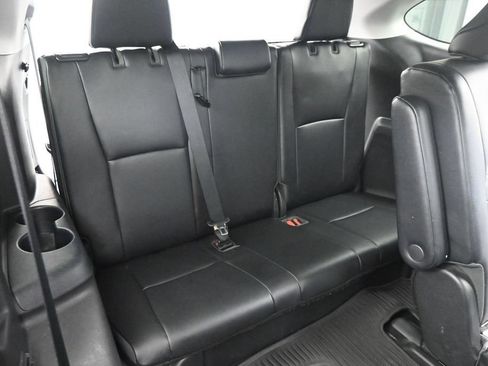 Used 2021 Toyota Highlander XLE AWD/4WD image 25