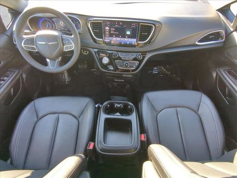 Used 2025 Chrysler Pacifica Select image 16