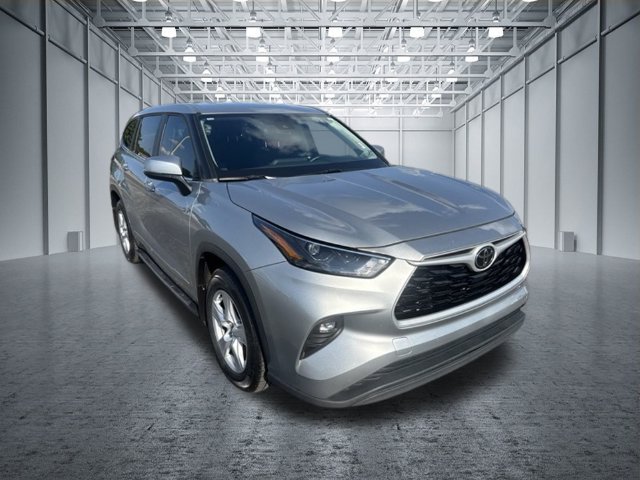 Used 2023 Toyota Highlander LE FWD image 7