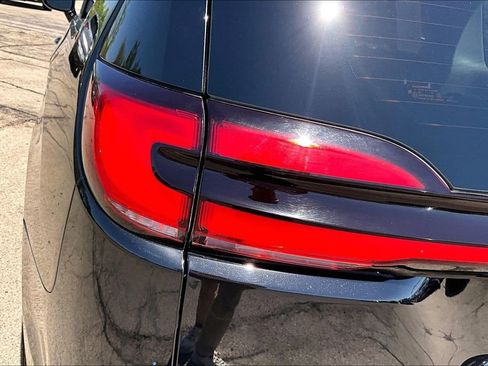 Used 2024 Chrysler Pacifica Touring-L FWD image 21