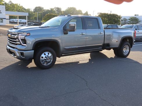 Used 2025 Chevrolet Silverado 3500 High Country w/ Technology Package AWD/4WD image 5