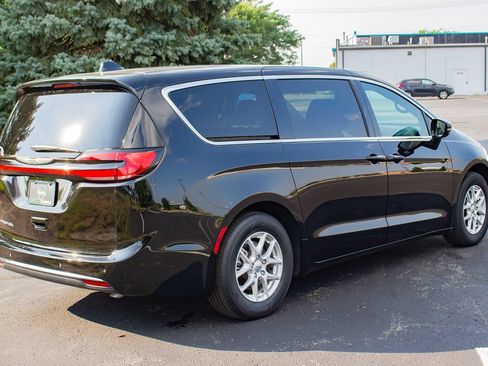 Used 2025 Chrysler Pacifica Select FWD image 9