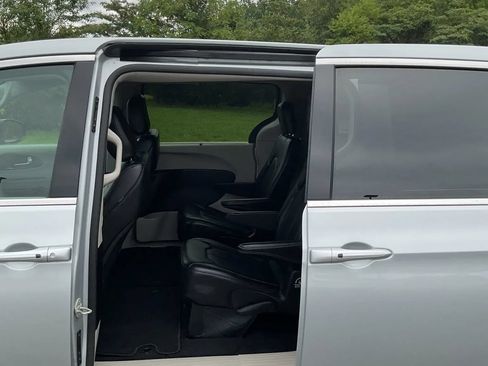 Used 2024 Chrysler Pacifica Touring-L FWD image 19