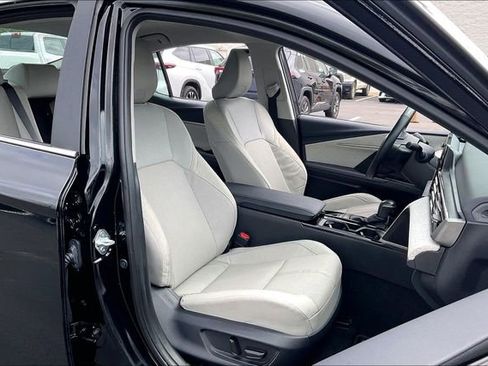 Used 2025 Toyota Camry XLE image 7