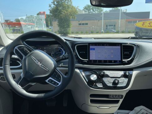 Used 2023 Chrysler Pacifica Touring-L FWD image 13