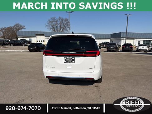 New 2026 Chrysler Pacifica Select image 12