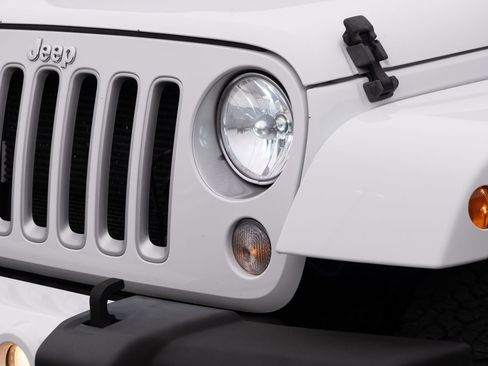 Used 2016 Jeep Wrangler Unlimited Sahara AWD/4WD image 13