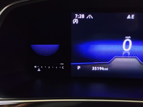 Certified 2022 Volkswagen Tiguan SE R-Line image 31