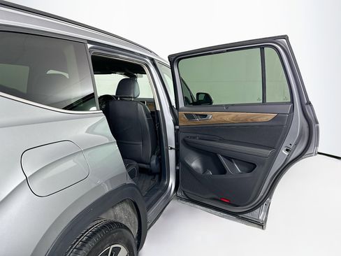 Used 2025 Volkswagen Atlas SE image 31