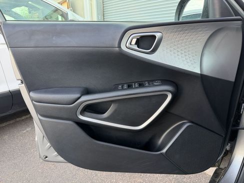 Used 2025 Kia Soul LX w/ LX Technology Package FWD image 18