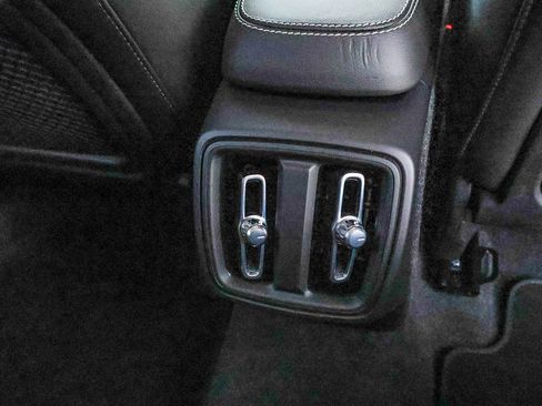 Used 2025 Volvo XC40 B5 Core image 21