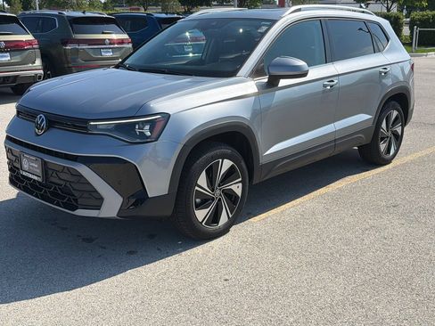 Certified 2025 Volkswagen Taos SE AWD/4WD image 3