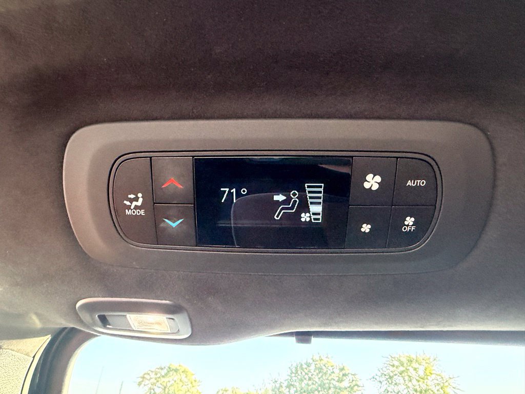 Used 2025 Chrysler Pacifica Pinnacle FWD image 18