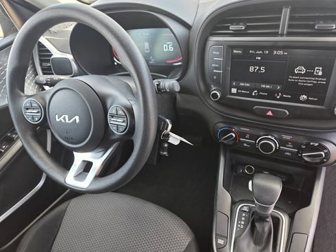 Used 2025 Kia Soul LX w/ LX Technology Package FWD image 31