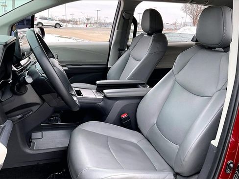 Used 2022 Toyota Sienna XLE image 15