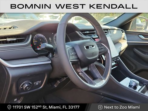 Used 2025 Jeep Grand Cherokee Limited w/ Black Appearance Package image 6