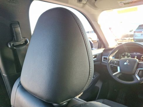 Used 2023 Mitsubishi Outlander SE image 9